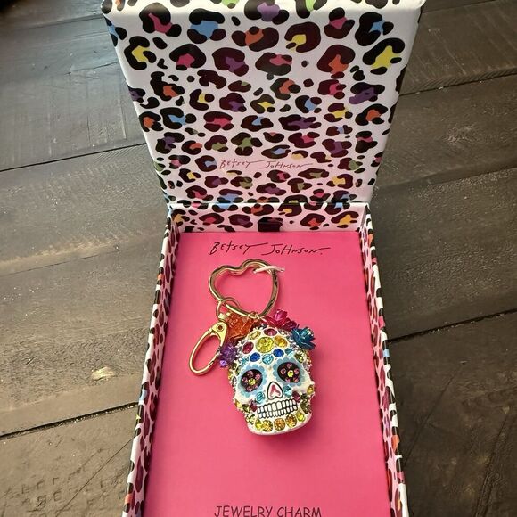 Betsey Johnson Sugar Skull Jeweled Charm Keychain Halloween Day of the Dead NWT - Picture 1 of 5